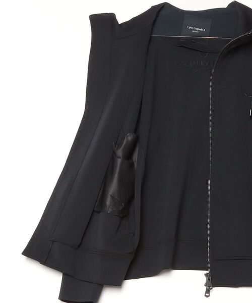 1 piu 1 uguale 3（ウノピゥウノウグァーレトレ）の「GRANVIA NECK ZIP PARKA（パーカー・メンズ・オフホワイト/ブラック・Ⅲ/Ⅵ/Ⅴ/Ⅳ）」の9枚目の写真