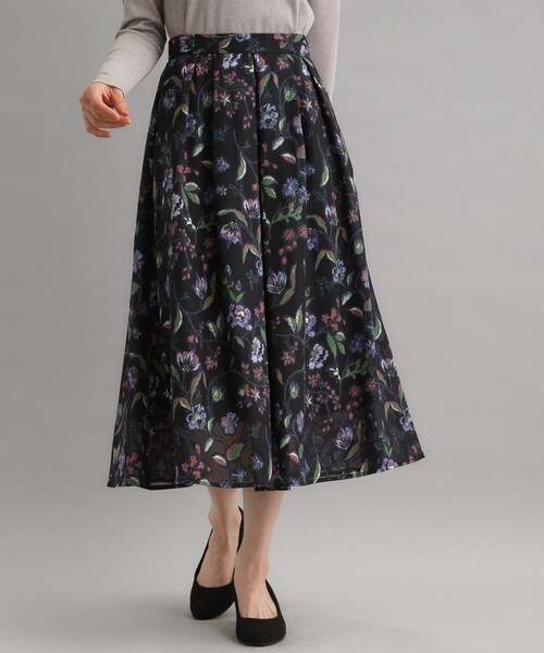 LAURA ASHLEY(ローラアシュレイ)の「【洗える/ウエストゴム仕様/カラー&無地展開あり】アーシャ柄 ジャカードスカート(スカート・レディース・ワイン系1/ブラック/ブラック系・40/38)」の2枚目の写真