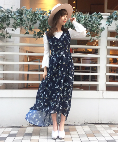 dazzlin（ダズリン）の「レースアップＶネックワンピース（ワンピース・レディース・ブラック/オフホワイト/ベージュ/イエロー/ネイビー・MEDIUM/SMALL）」の4枚目の写真