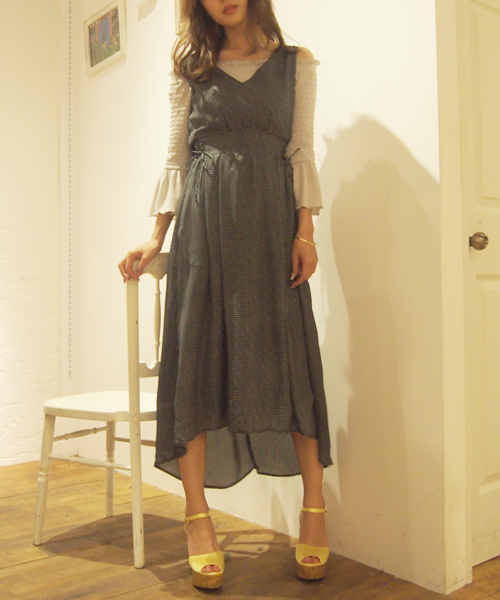 dazzlin（ダズリン）の「レースアップＶネックワンピース（ワンピース・レディース・ブラック/オフホワイト/ベージュ/イエロー/ネイビー・MEDIUM/SMALL）」の2枚目の写真