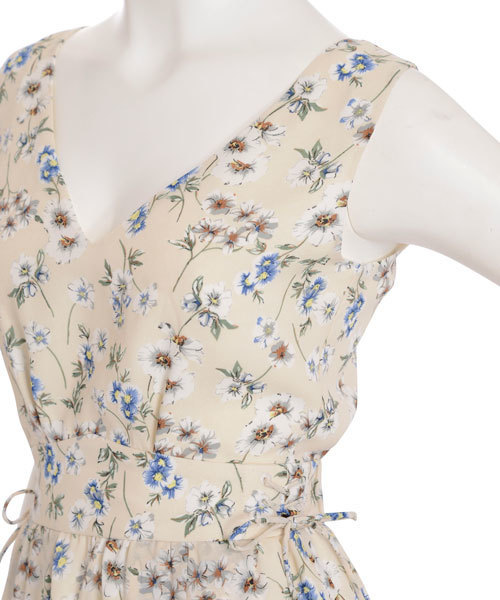 dazzlin（ダズリン）の「レースアップＶネックワンピース（ワンピース・レディース・ブラック/オフホワイト/ベージュ/イエロー/ネイビー・MEDIUM/SMALL）」の6枚目の写真