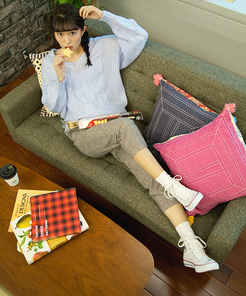 OLIVE des OLIVE（オリーブデオリーブ）の「★抜け衿ケーブルプルオーバー（ニット/セーター・レディース・ラベンダー/オフホワイト/ブラック/サックスブルー・FREE）」の3枚目の写真