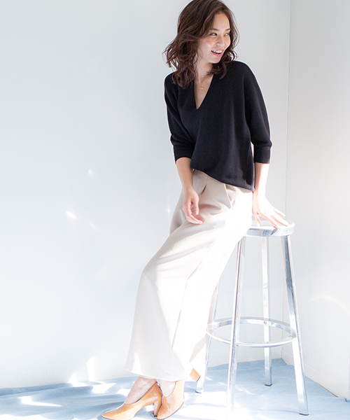 STUDIOUS（ステュディオス）の「ホールガーメントVネックニット（ニット/セーター・レディース・ベージュ/ブラック/ピンク・FREE）」の4枚目の写真