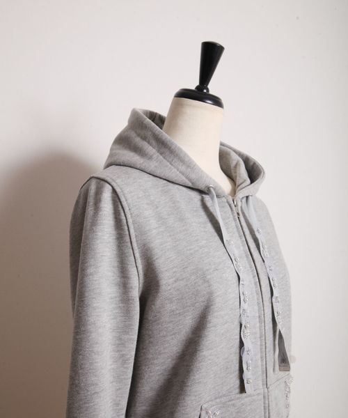 tocco closet(トッコ クローゼット)の「フラワースパンコール装飾つきパーカー(パーカー・レディース・ブラック/グレー・M)」の6枚目の写真