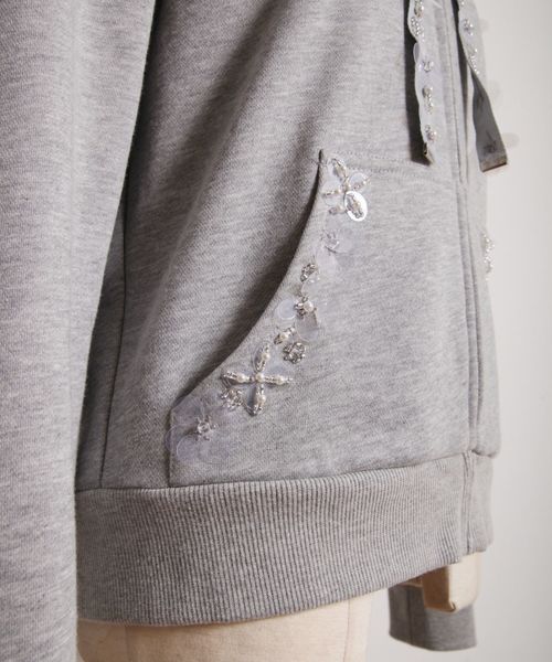 tocco closet(トッコ クローゼット)の「フラワースパンコール装飾つきパーカー(パーカー・レディース・ブラック/グレー・M)」の4枚目の写真