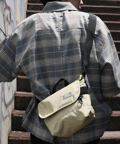 MEI（メイ）の「【MEI】MINI MESSENGER 19/メッセンジャーバッグ（メッセンジャーバッグ・メンズ・ベージュ/ブラック/ブルー/ブラウン/チャコール/グリーン/グレー/ネイビー/オリーブドラブ/オレンジ/ピンク/パープル/レッド/ホワイト/イエロー・FREE）」の7枚目の写真