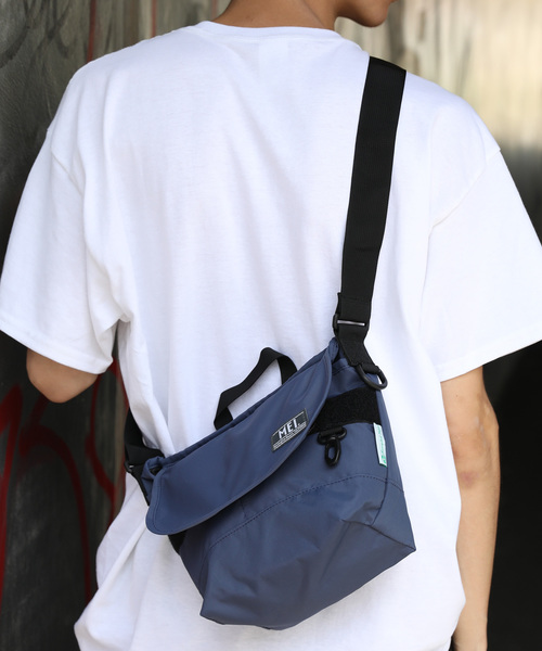 MEI（メイ）の「【MEI】MINI MESSENGER 19/メッセンジャーバッグ（メッセンジャーバッグ・メンズ・ベージュ/ブラック/ブルー/ブラウン/チャコール/グリーン/グレー/ネイビー/オリーブドラブ/オレンジ/ピンク/パープル/レッド/ホワイト/イエロー・FREE）」の10枚目の写真