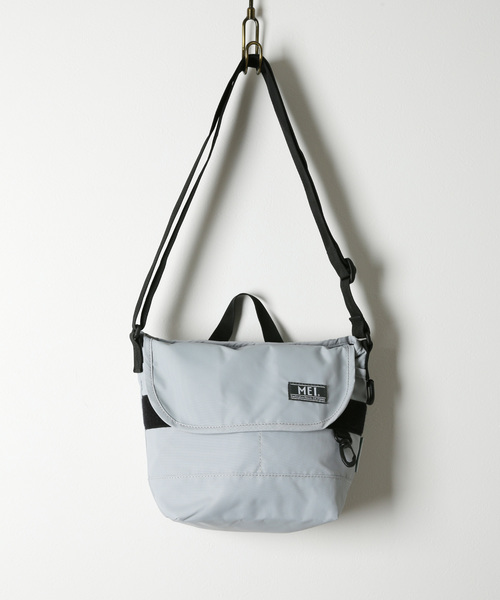 MEI（メイ）の「【MEI】MINI MESSENGER 19/メッセンジャーバッグ（メッセンジャーバッグ・メンズ・ベージュ/ブラック/ブルー/ブラウン/チャコール/グリーン/グレー/ネイビー/オリーブドラブ/オレンジ/ピンク/パープル/レッド/ホワイト/イエロー・FREE）」の4枚目の写真