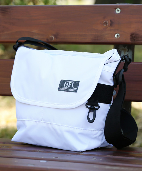 MEI（メイ）の「【MEI】MINI MESSENGER 19/メッセンジャーバッグ（メッセンジャーバッグ・メンズ・ベージュ/ブラック/ブルー/ブラウン/チャコール/グリーン/グレー/ネイビー/オリーブドラブ/オレンジ/ピンク/パープル/レッド/ホワイト/イエロー・FREE）」の2枚目の写真