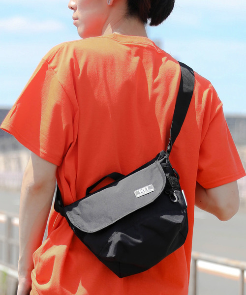 MEI（メイ）の「【MEI】MINI MESSENGER 19/メッセンジャーバッグ（メッセンジャーバッグ・メンズ・ベージュ/ブラック/ブルー/ブラウン/チャコール/グリーン/グレー/ネイビー/オリーブドラブ/オレンジ/ピンク/パープル/レッド/ホワイト/イエロー・FREE）」の3枚目の写真