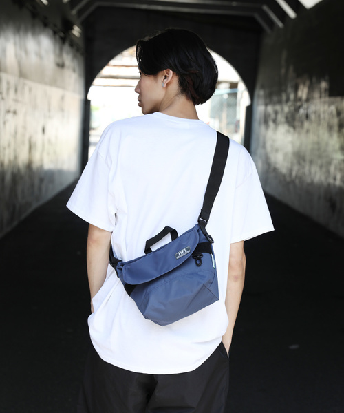 MEI（メイ）の「【MEI】MINI MESSENGER 19/メッセンジャーバッグ（メッセンジャーバッグ・メンズ・ベージュ/ブラック/ブルー/ブラウン/チャコール/グリーン/グレー/ネイビー/オリーブドラブ/オレンジ/ピンク/パープル/レッド/ホワイト/イエロー・FREE）」の16枚目の写真