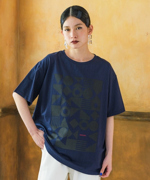 manana suerte(マニャーナスエルテ)の「ジオメトリックプリントTシャツ(Tシャツ/カットソー・レディース・ホワイト/チャコールグレー/ネイビー/モカ・FREE)」の4枚目の写真