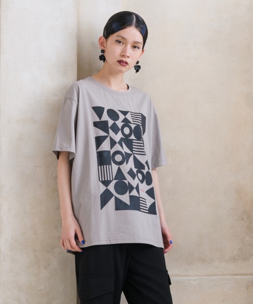 manana suerte(マニャーナスエルテ)の「ジオメトリックプリントTシャツ(Tシャツ/カットソー・レディース・ホワイト/チャコールグレー/ネイビー/モカ・FREE)」の3枚目の写真