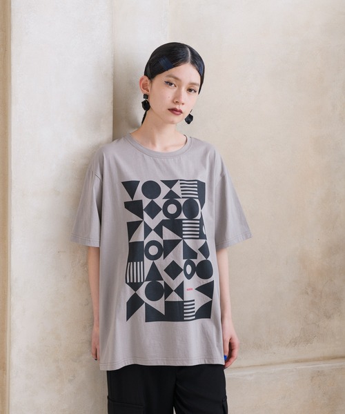 manana suerte(マニャーナスエルテ)の「ジオメトリックプリントTシャツ(Tシャツ/カットソー・レディース・ホワイト/チャコールグレー/ネイビー/モカ・FREE)」の12枚目の写真