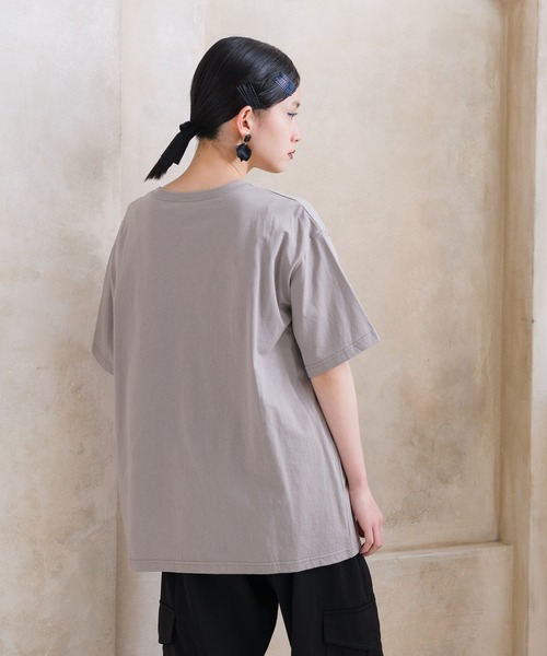 manana suerte(マニャーナスエルテ)の「ジオメトリックプリントTシャツ(Tシャツ/カットソー・レディース・ホワイト/チャコールグレー/ネイビー/モカ・FREE)」の5枚目の写真