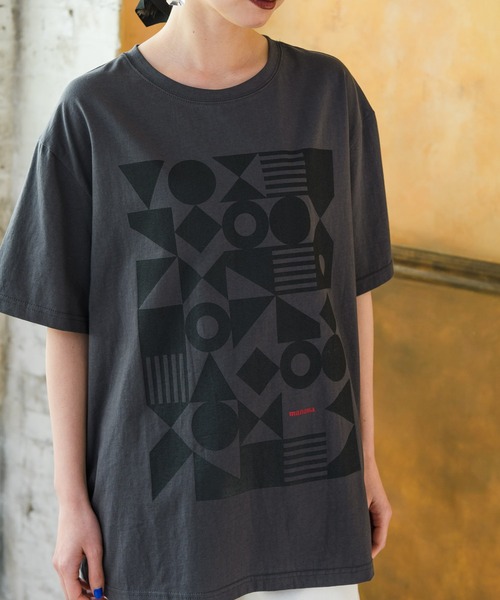 manana suerte(マニャーナスエルテ)の「ジオメトリックプリントTシャツ(Tシャツ/カットソー・レディース・ホワイト/チャコールグレー/ネイビー/モカ・FREE)」の6枚目の写真