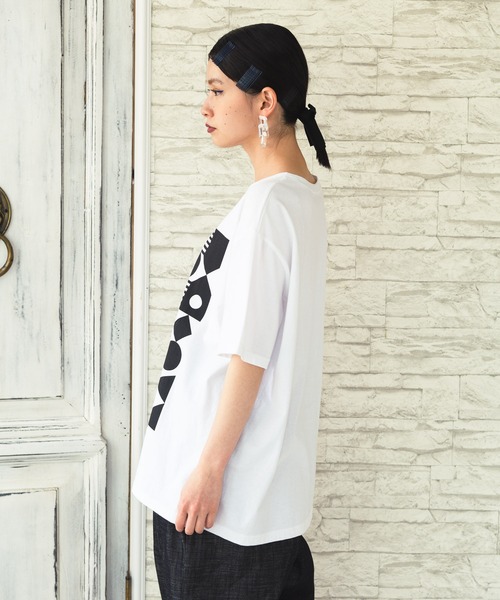 manana suerte(マニャーナスエルテ)の「ジオメトリックプリントTシャツ(Tシャツ/カットソー・レディース・ホワイト/チャコールグレー/ネイビー/モカ・FREE)」の11枚目の写真
