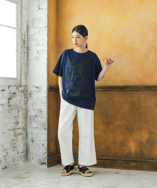 manana suerte(マニャーナスエルテ)の「ジオメトリックプリントTシャツ(Tシャツ/カットソー・レディース・ホワイト/チャコールグレー/ネイビー/モカ・FREE)」の22枚目の写真