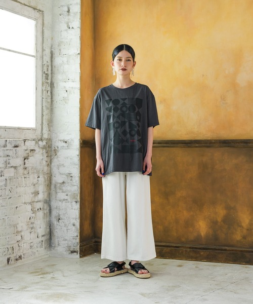 manana suerte(マニャーナスエルテ)の「ジオメトリックプリントTシャツ(Tシャツ/カットソー・レディース・ホワイト/チャコールグレー/ネイビー/モカ・FREE)」の16枚目の写真