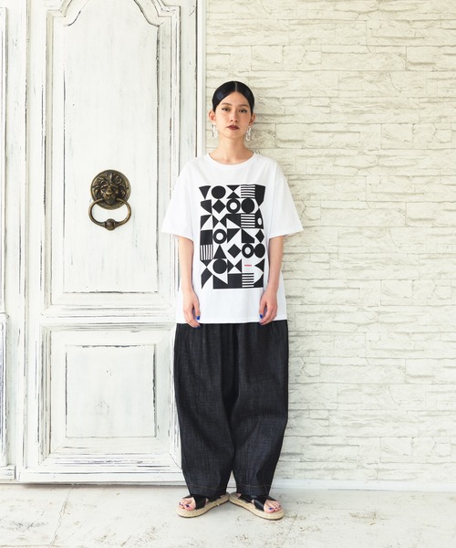 manana suerte(マニャーナスエルテ)の「ジオメトリックプリントTシャツ(Tシャツ/カットソー・レディース・ホワイト/チャコールグレー/ネイビー/モカ・FREE)」の20枚目の写真