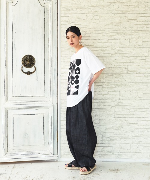 manana suerte(マニャーナスエルテ)の「ジオメトリックプリントTシャツ(Tシャツ/カットソー・レディース・ホワイト/チャコールグレー/ネイビー/モカ・FREE)」の15枚目の写真