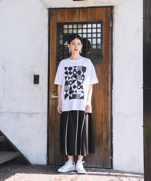 manana suerte(マニャーナスエルテ)の「ジオメトリックプリントTシャツ(Tシャツ/カットソー・レディース・ホワイト/チャコールグレー/ネイビー/モカ・FREE)」の10枚目の写真