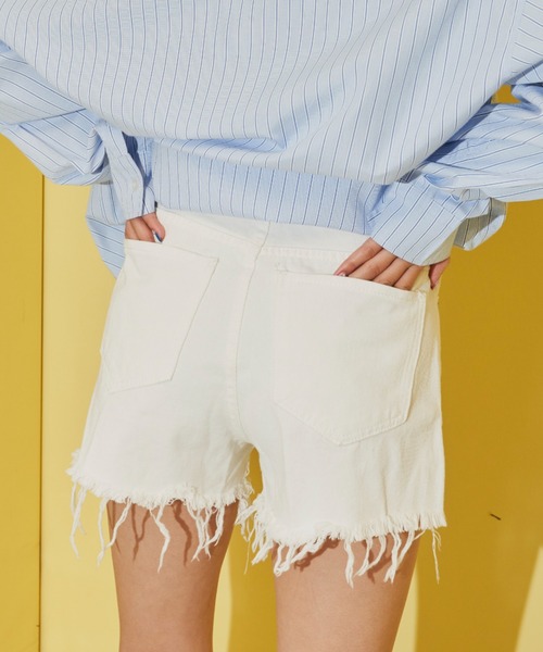 SHAGGIE（シャギー）の「カットオフダメージデニムショートパンツ（デニムパンツ・レディース・ホワイト/ブラック・SMALL/MEDIUM）」の12枚目の写真