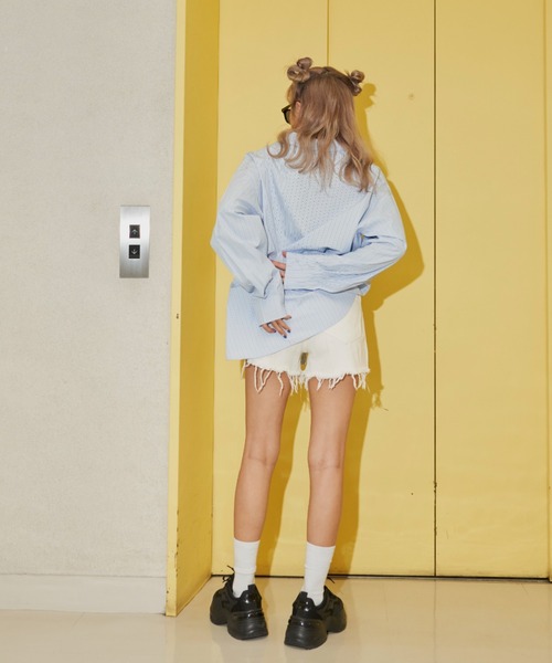 SHAGGIE（シャギー）の「カットオフダメージデニムショートパンツ（デニムパンツ・レディース・ホワイト/ブラック・SMALL/MEDIUM）」の7枚目の写真