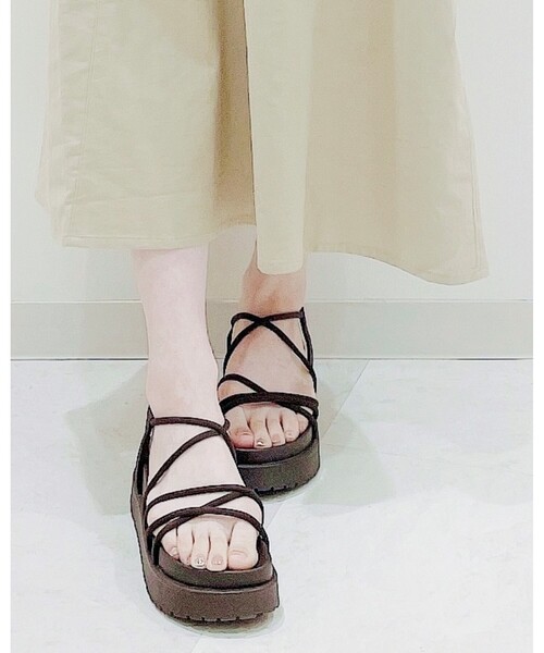 DRESKIP（ドレスキップ）の「◆厚底アシメストラップサンダル（サンダル・レディース・アイボリー/ブラック/ダークブラウン・35/45）」の7枚目の写真
