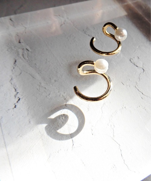 y/m by Yukie（イムバイユキエ）の「ポイントアクリルパールイヤカフセット（イヤーカフ・レディース・ゴールド/シルバー・FREE）」の2枚目の写真