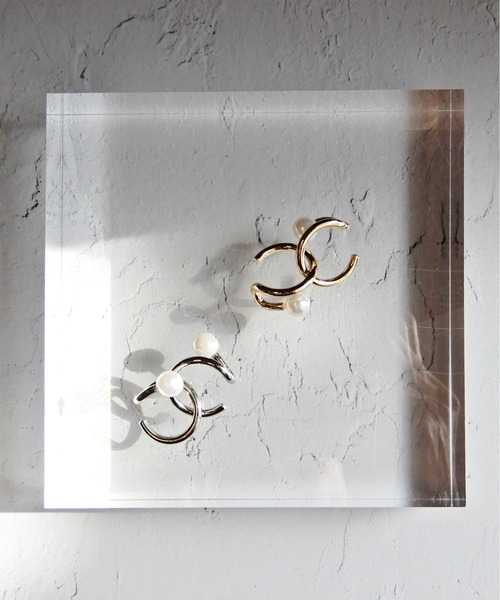 y/m by Yukie（イムバイユキエ）の「ポイントアクリルパールイヤカフセット（イヤーカフ・レディース・ゴールド/シルバー・FREE）」の4枚目の写真