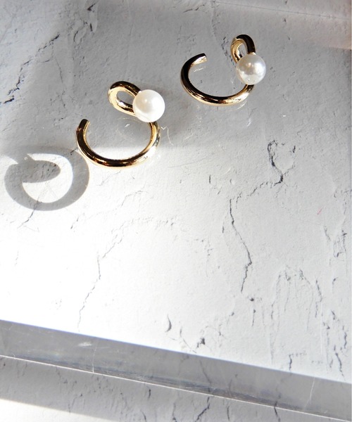 y/m by Yukie（イムバイユキエ）の「ポイントアクリルパールイヤカフセット（イヤーカフ・レディース・ゴールド/シルバー・FREE）」の7枚目の写真