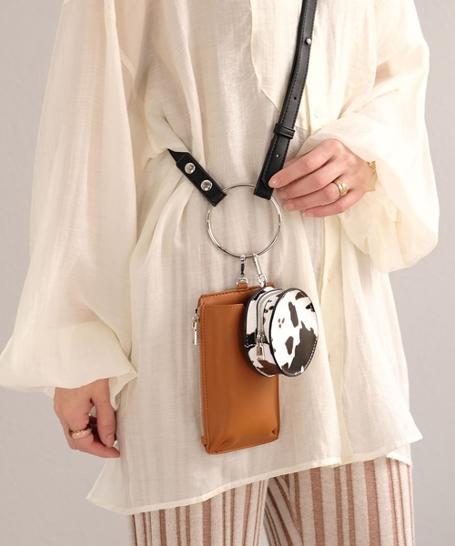 ANDJ(アンドジェイ)の「リングハンドショルダーポーチバッグ(ショルダーバッグ・レディース・ブラック/オレンジ/アイボリー/ブルーグレー・M)」の4枚目の写真