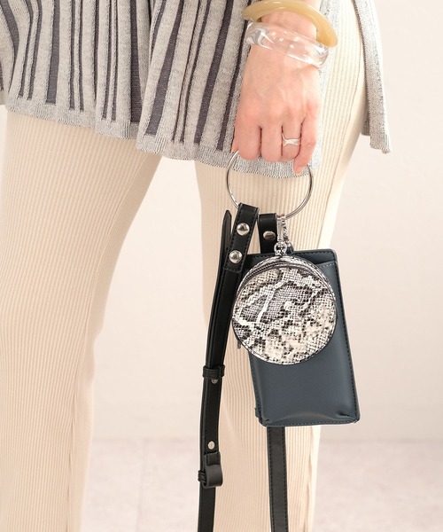 ANDJ(アンドジェイ)の「リングハンドショルダーポーチバッグ(ショルダーバッグ・レディース・ブラック/オレンジ/アイボリー/ブルーグレー・M)」の3枚目の写真