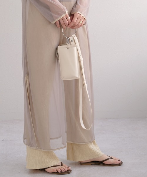 ANDJ(アンドジェイ)の「リングハンドショルダーポーチバッグ(ショルダーバッグ・レディース・ブラック/オレンジ/アイボリー/ブルーグレー・M)」の6枚目の写真