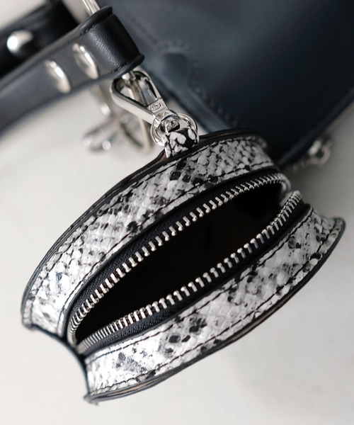 ANDJ(アンドジェイ)の「リングハンドショルダーポーチバッグ(ショルダーバッグ・レディース・ブラック/オレンジ/アイボリー/ブルーグレー・M)」の14枚目の写真