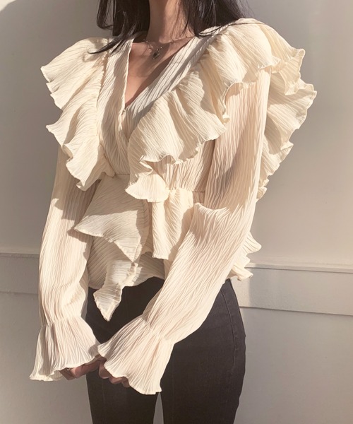 KOR(ケーオーアール)の「ティアードフリルブラウス(シャツ/ブラウス・レディース・アイボリー/ピンクベージュ・FREE)」の2枚目の写真