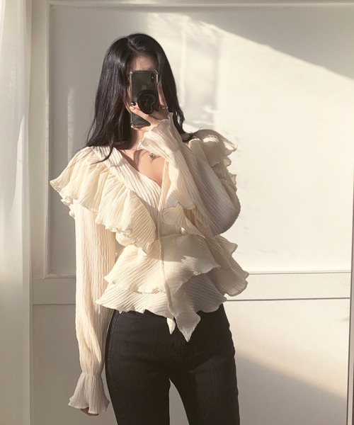 KOR(ケーオーアール)の「ティアードフリルブラウス(シャツ/ブラウス・レディース・アイボリー/ピンクベージュ・FREE)」の6枚目の写真