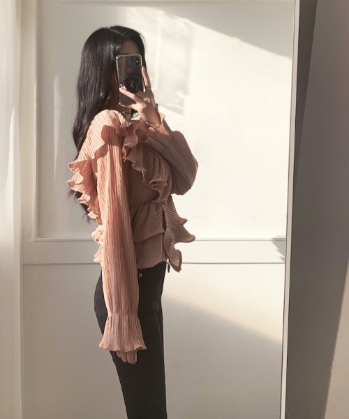 KOR(ケーオーアール)の「ティアードフリルブラウス(シャツ/ブラウス・レディース・アイボリー/ピンクベージュ・FREE)」の8枚目の写真