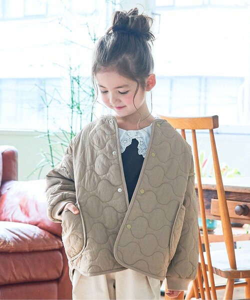 apres les cours（アプレレクール）の「WEB限定 ゆったりシルエットのキルティングアウター（ダウンジャケット/コート・キッズ・グレー/ベージュ/キャメル/カーキ・90/140/80/110/130/120/100）」の2枚目の写真