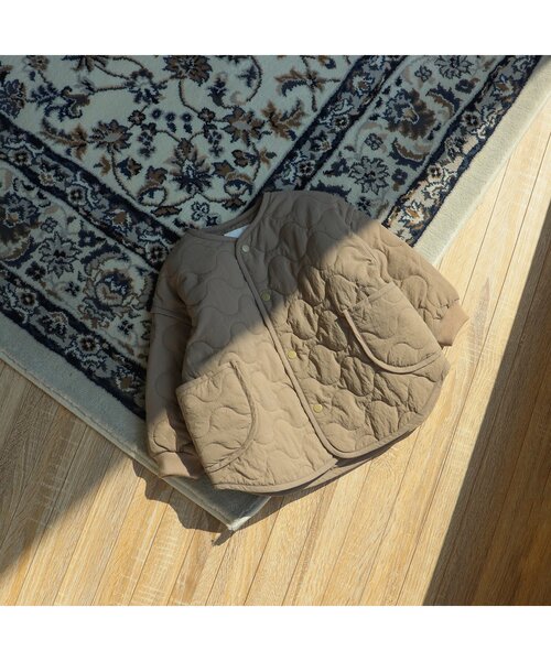 apres les cours（アプレレクール）の「WEB限定 ゆったりシルエットのキルティングアウター（ダウンジャケット/コート・キッズ・グレー/ベージュ/キャメル/カーキ・90/140/80/110/130/120/100）」の7枚目の写真