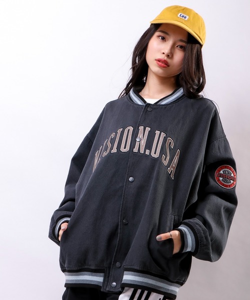 VISION STREET WEAR（ヴィジョンストリートウェア）の「VISION STREET WEAR カレッジロゴ刺繍デニムスタジャン（スタジャン・メンズ・チャコールグレー/ブラック/サックスブルー/アイボリー・LL/M/L）」の4枚目の写真