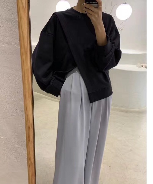 yuue' ( wear )（ユーイ）の「アシンメトリー デザインスウェット トップス（スウェット・レディース・ブラック/ベージュ・FREE）」の4枚目の写真