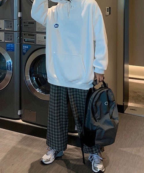 MGV(エムジーヴィー)の「‘AE‘ワンポイントオーバーサイズパーカー(パーカー・メンズ・ホワイト/ブラック/グレー/ブルー/ダークグレー・MEDIUM/LARGE/X-LARGE)」の2枚目の写真