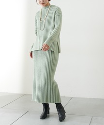 女性らしさ満点のリブニットセットアップ