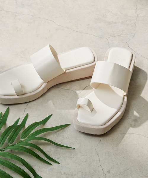 menue（メヌエ）の「スクエアトゥフラット親指トングサンダル