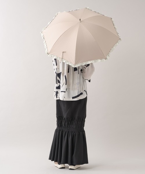 because（ビコーズ）の「because ヒートカットバイカラーフリル晴雨兼用日傘（長傘・レディース・ブラック/ベージュ・FREE）」の4枚目の写真