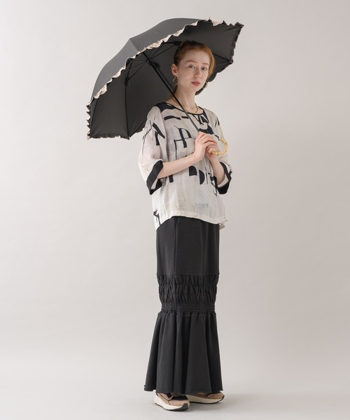 because（ビコーズ）の「because ヒートカットバイカラーフリル晴雨兼用日傘（長傘・レディース・ブラック/ベージュ・FREE）」の9枚目の写真