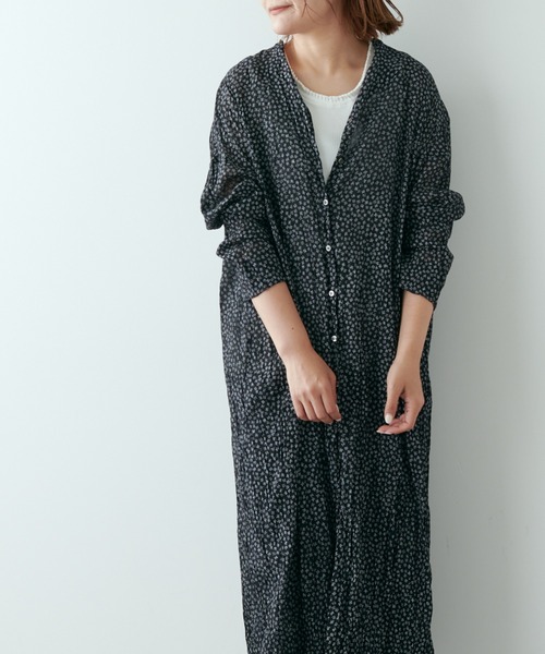 PUAL CE CIN（ピュアルセシン）の「クリンクル加工小花柄ワンピース（ワンピース・レディース・ホワイト/ブラック・FREE）」の2枚目の写真