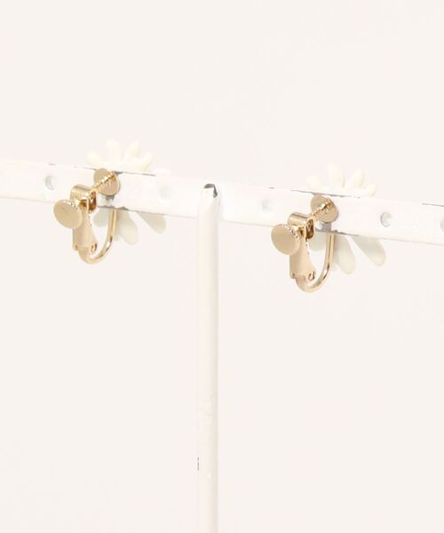 Three Four Time(スリーフォータイム)の「カラーフラワーイヤリング(イヤリング・レディース・ピンク/ホワイト/グリーン/イエロー・FREE)」の5枚目の写真